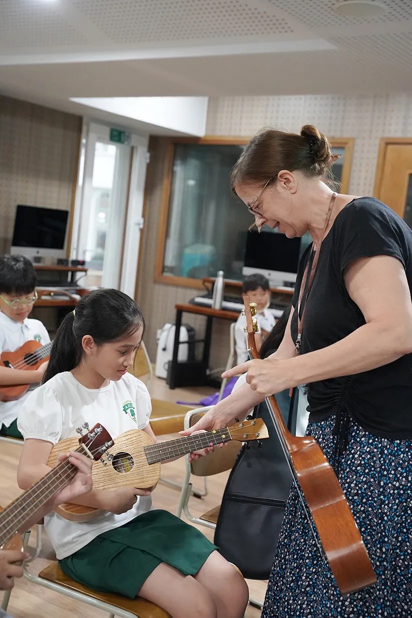A teacher with Early Years students